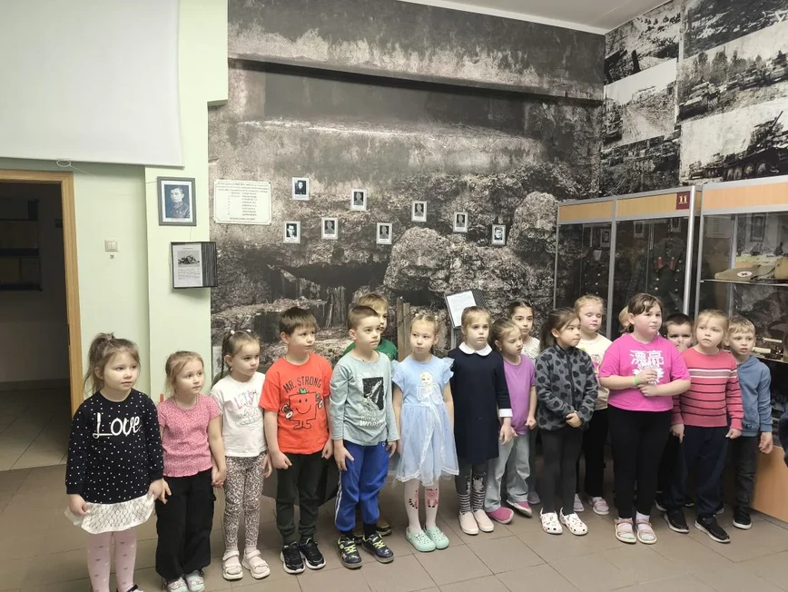 Школьники на экскурсии в музее