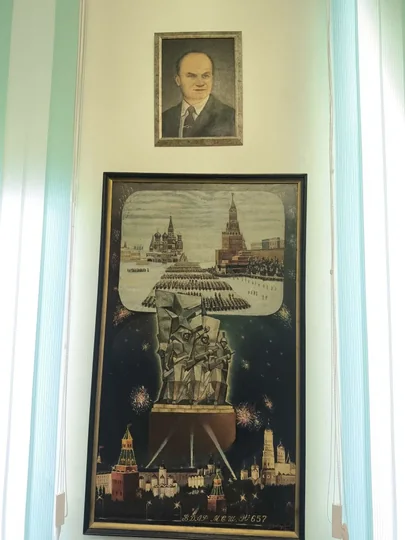 Стена в музее с портретом